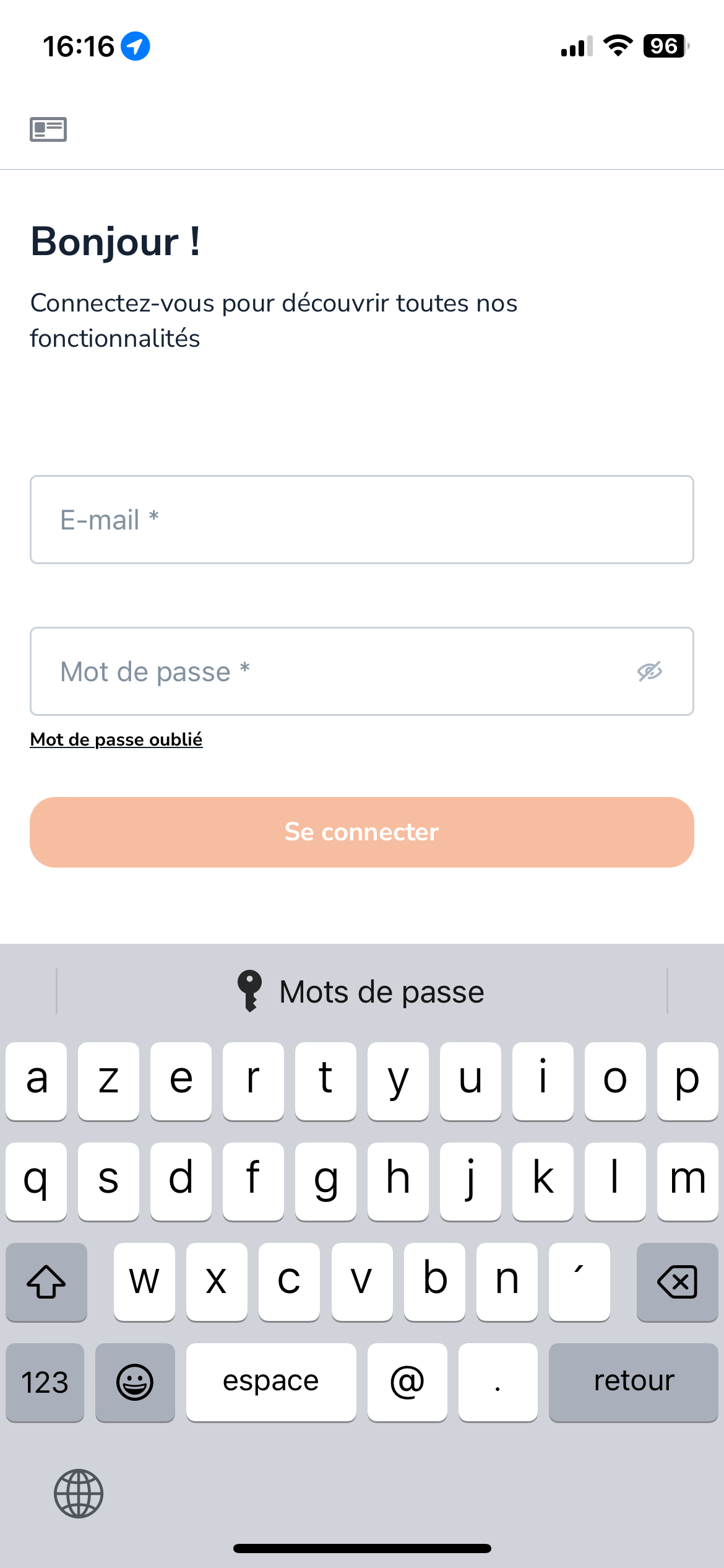 Capture d'écran d'un clavier sur iOS proposant le remplissage d'un formulaire via UpSignOn.